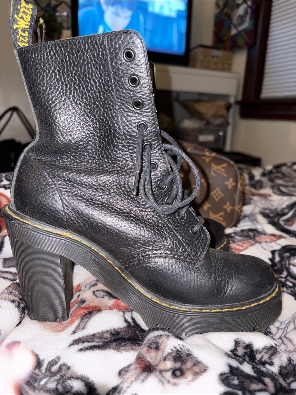 Dr. Martens Black Leather Chunky Heel Lace-Up Boots size 6